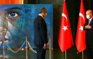 “Mülteci Çocuk” temalı tablonun önünde kabul etmesi dikkati çekti