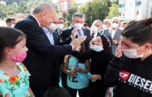 Erdoğan’ın yanına geçebilmek için göz yaşlarını tutamadı