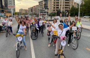 Malatyalı "Süslü kadınlar" farkındalık oluşturmak için pedal çevirdi