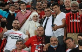 Tribün lideri olduğu takımını düğün günü de yalnız bırakmadı
