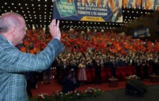 Erdoğan: “Kefenimizi giyerek çıktığımız bu yolda alnımız ak başımız dimdik yürüyoruz”