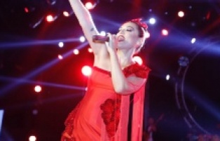 Şarkıcı Demet Akalın, Bodrum'da halk konseri verdi