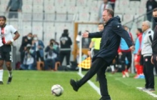 Sergen Yalçın o hareketle kırmızı kart gördü