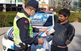 Bir hareketine bakar hayat