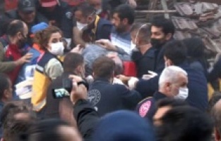 Malatya'da bina çöktü! Enkazdan yaralılar çıkarıldı