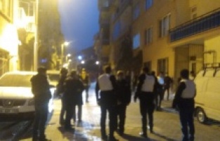 Malatya'da boşanma aşamasındaki eşinin evini silahla bastı, polisler evi ablukaya aldı