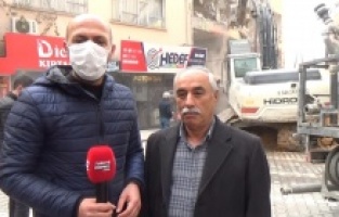 Malatya'da depremden hasar gören bir bina daha yıkıldı