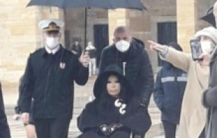 Bülent Ersoy'a şemsiye tutan komutalar görevinden alındı