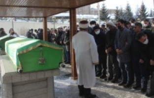 Çığ altında hayatını kaybeden amca çocukları son yolculuğuna uğurlandı