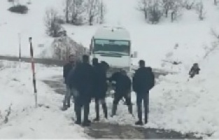 Çığ düştü, sürücüler kürekle yolu açmaya çalıştılar