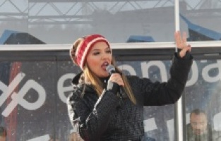 Demet Akalın konsere kar motoruyla geldi