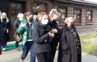 Ece Erken silahlı saldırı sonucu öldürülen eşinin tabutunun başında gözyaşı döktü