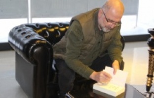 Gazeteci -Yazar Özkan, İş insanı Musa Karagöz’ ü ziyaret etti ve kitap hediye etti