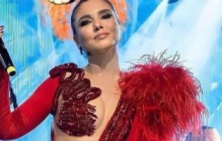 Gülben Ergen'in yeni yıl kostümleri beğenilmedi!