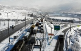 Hadımköy'deki kar esareti devam ediyor