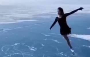 Milli sporcu İklim Şentunalı'dan Çıldır Gölü üzerinde buz pateni gösterisi