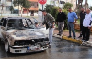 Seyir halindeki otomobil alev alev yandı