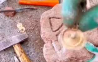 Taşın içinden altın çıktı, saymakla bitiremediler