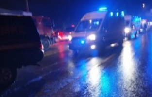 Tırla çarpışan yolcu otobüsü şarampole devrildi: 3'ü ağır 28 yaralı