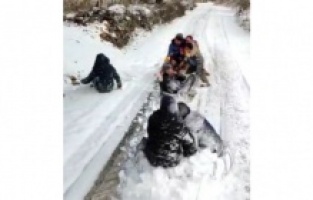 Traktörün arkasına lastikleri bağlayayıp kayak yaptı