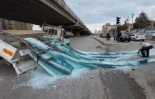 115 bin liralık camlar kırıldı sahibi üzüntüden gözyaşlarına boğuldu!