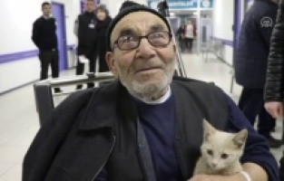 4 yıl önce evi yanan Ali Dede şimdi kedisiyle birlikte yeni bir yaşam kurdu