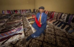 63 yıldır kravat biriktiren Bedir Akbulut, her gün farklı kravat takıyor