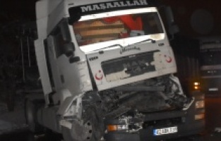 Afyonkarahisar-Konya karayolunda buzlanma ve kazalar nedeniyle 2 saattir ulaşım sağlanamıyor