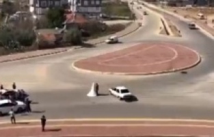 Antalya'da gelin ile damadın etrafında tehlikeli drift