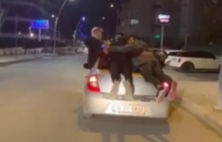 Büyükçekmece’de 5 genç araç üstünde seyahat etti