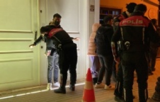 Çakarlı araç kullanan ehliyetsiz genç sürücüye annesinde sopalı ceza