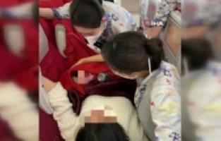 Çinli hamile kadın uçakta doğum yaptı