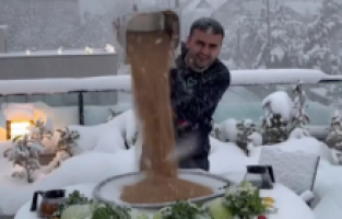 CZN Burak, kar ortasında çiğköfte şovu yaptı!