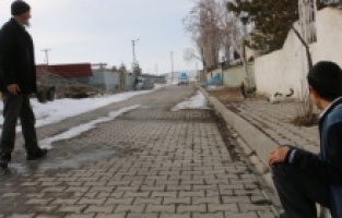 Dede ve torunu buz tutan boruya sıkışan kedi için seferber oldu