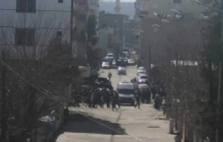 Diyarbakır’da sokak ortasında ağabeyine kurşun yağdırdı