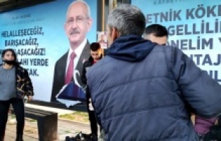 Durakta otobüs bekleyen kadın, kendisini taciz eden adama tekme attı