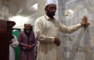 Endonezya'da 6.9 büyüklüğündeki depremde namazı terk etmeyen imam