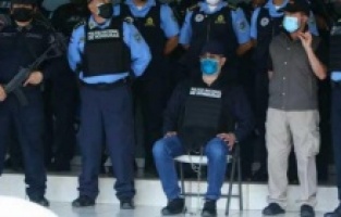 Eski başbakanı canlı yayında zincire vurup gözaltına aldılar