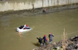 Giresun'da otomobil dereye uçtu, yardımına çevredekiler yetişti