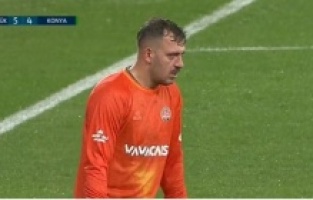 İtalyan kalecisi Emiliano Viviano soğuktan tir tir titrediği o anlar...