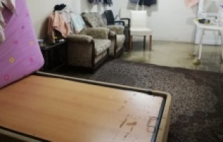 İzmir’i sağanak vurdu: Ev ve iş yerlerini su bastı, yol çöktü