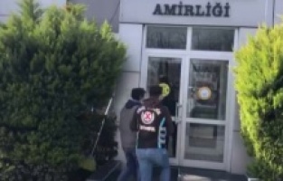 Kadıköy’de polisten para isteyen değnekçi yakayı ele verdi