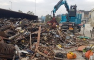 Karabük’te hurda yüklü kamyon, seyir halindeyken devrildi