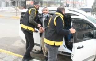 Karısının boğazını kesip 4 yerinden bıçaklayan koca, dehşeti savundu!