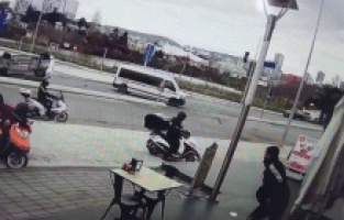 Kartal’da okul servisiyle çarpışan otomobil savrulup takla attı