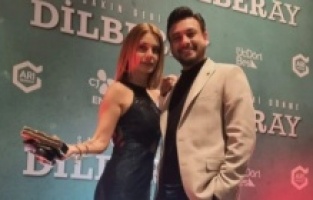 Kurtlar Vadisi'nin Savcı Leyla'sı deri mini elbisesiyle yaktı geçti!