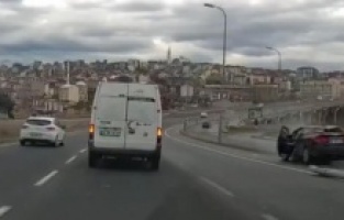 Makas atarak ilerleyen sürücü direğe çarptı