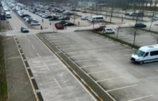 Otoparkta kazaya karışan otomobilin takla atma anı