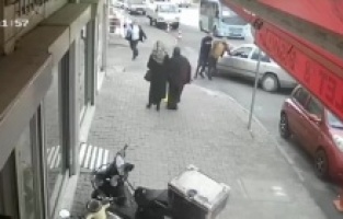 Polisten kaçan sürücü dükkana daldı, 2 yaya son anda kurtuldu