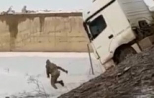 Tırın devrildiği kazada askerin ölümden döndüğü anlar kameraya yansıdı